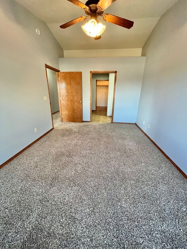 Building Photo - Spacious 4 Bed/3 Bath Twinhome in Brandon!