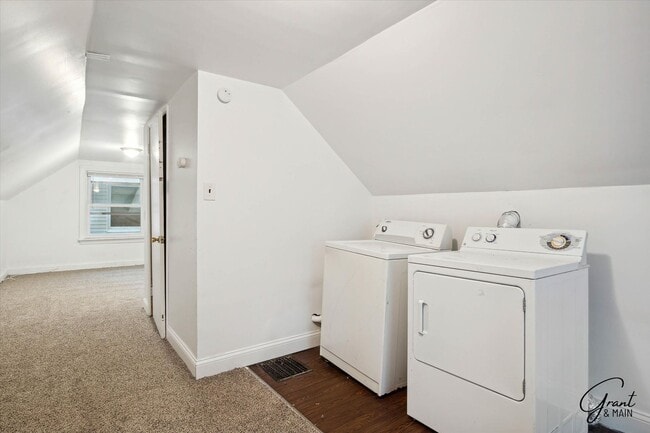 Building Photo - $1350 3 bedroom Eastpointe