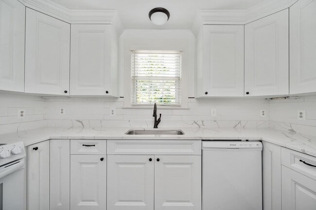 Building Photo - 819 Weedon St