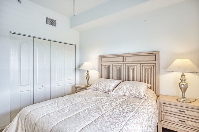 Building Photo - 3 bedroom 2.5 bathroom furnished condo