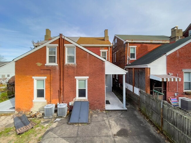 Building Photo - Amazing 3 bedroom home in Mt. Washington available June 1st!