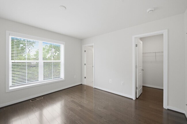 Building Photo - 2413 Glenallan Ave