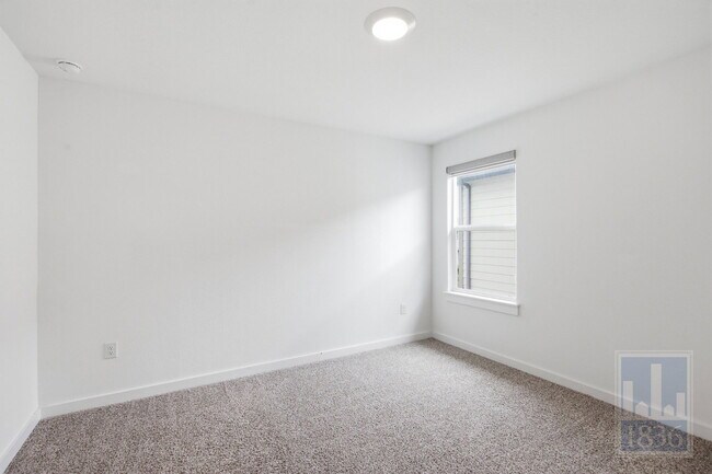 Building Photo - 10925 Tildon Ave