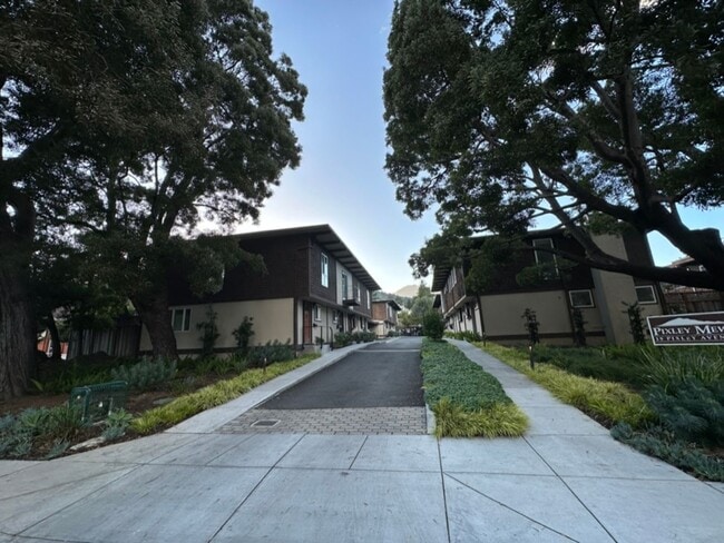 Building Photo - EPIC REA: 2 BR/1 BA Townhome w/ 1 Parking in Great Corte Madera