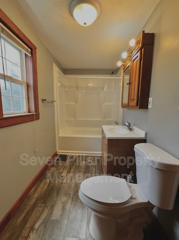 Building Photo - 504 Martin St