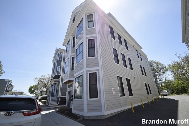 Building Photo - 15 Maywood St