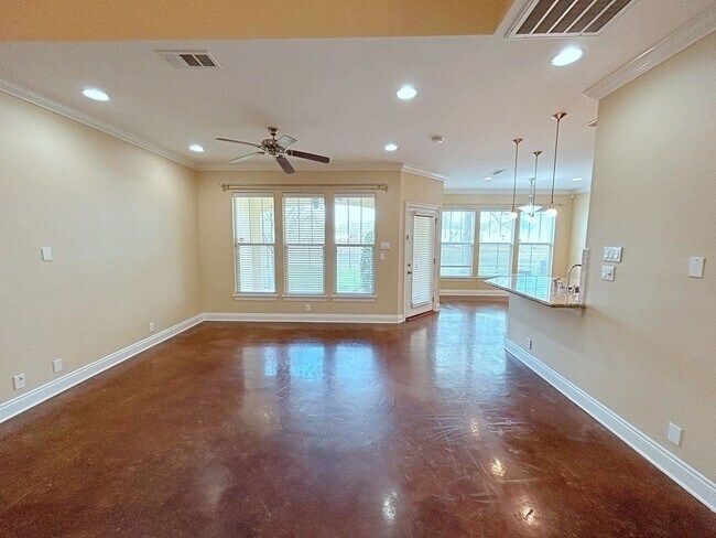 Building Photo - 3 Bedroom Townhouse in Gated Community off...