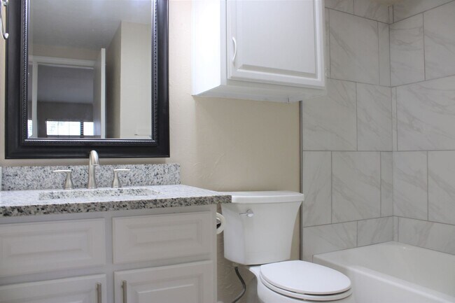 Building Photo - *** SPECIAL $300 OFF 1ST MONTH’S RENT***Available Now! Best Value in North OKC – Comfortable Cond...