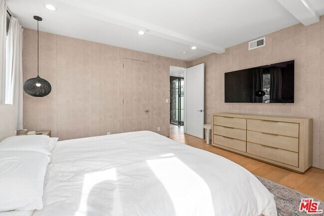 Building Photo - 2736 Armacost Ave