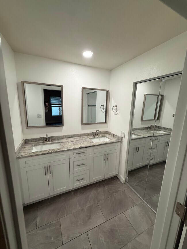 Building Photo - 11827 Hickorynut Dr