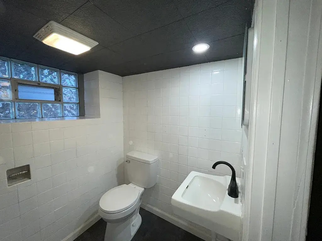 Secondary Bathroom 2 - 417 Ella St