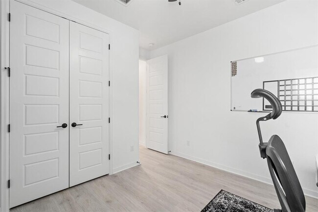 Building Photo - 332 Saturnia Dr