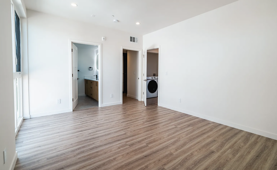 Building Photo - 2555 Thurman Ave