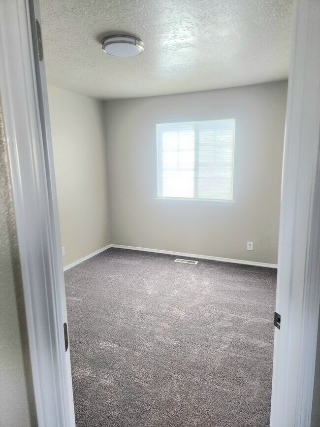 Building Photo - Move In Special- $500.00