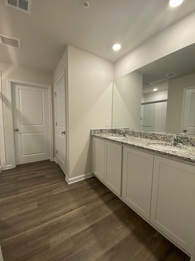 Building Photo - Brand new 4 bedroom, 2.5 bathroom Single F...