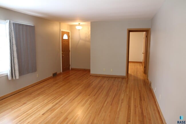 Building Photo - 1905 S Western Ave