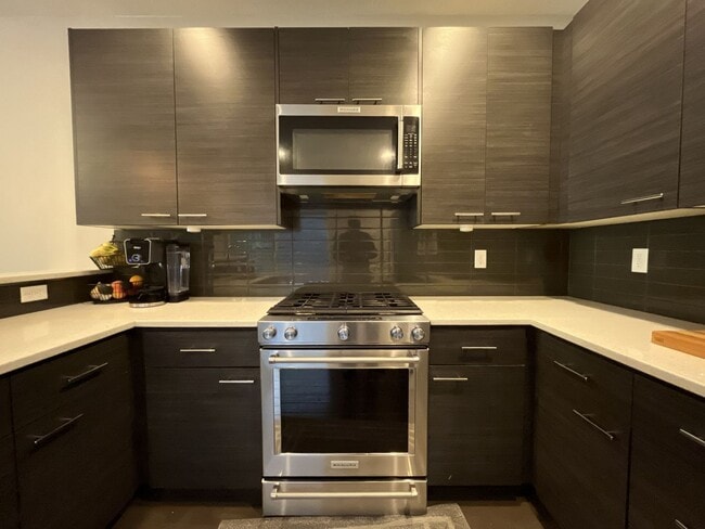 Building Photo - Spacious 2,511 Sq Ft Wilsonville Townhome with Vaulted Loft, Modern Kitchen & Attached Two-Car Ga...