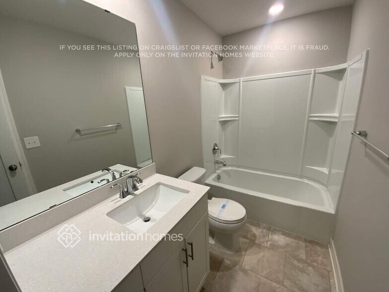 Building Photo - 10902 Everest Pl N