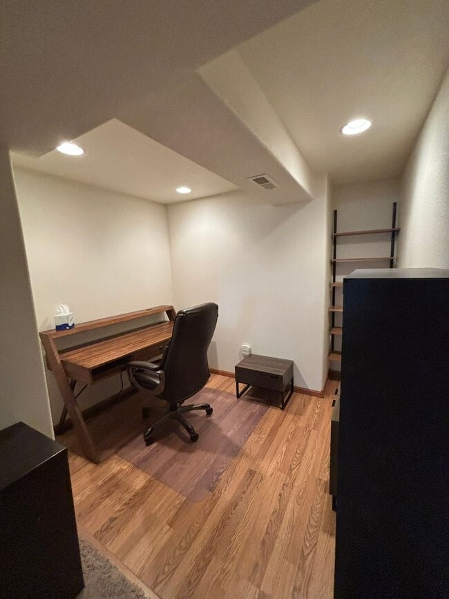 Building Photo - 3 BED | 3 BATH | TOWNHOME | DOUBLE GARAGE | WEST
