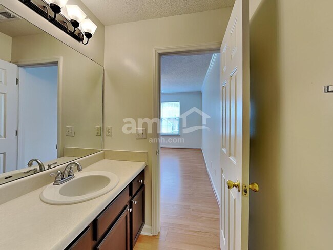 Building Photo - 1717 Beacon Valley Dr