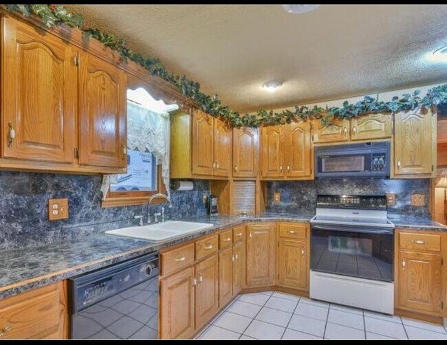 Building Photo - 492 Olinger Dr