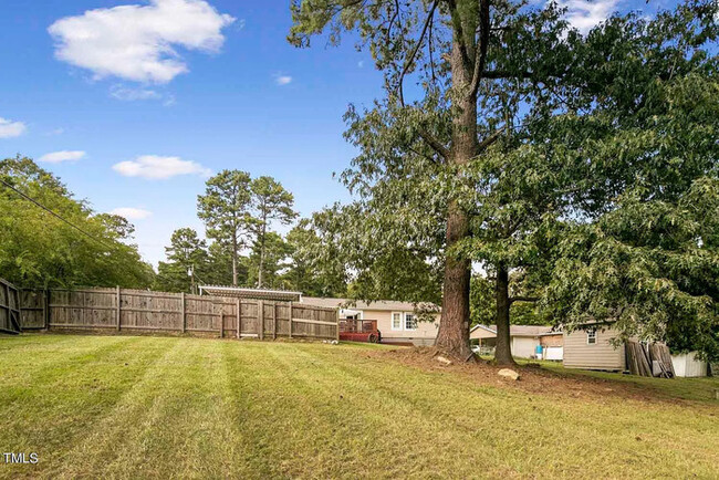 Building Photo - Charming Ranch Minutes from Downtown Raleigh!