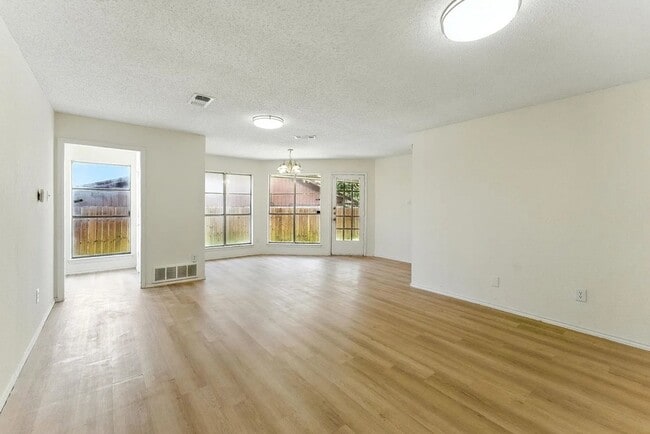 Building Photo - 6905 W Cleburne Rd