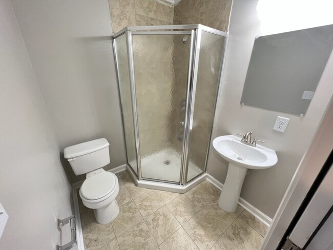 Building Photo - Beautiful Townhouse w/ 1st Floor Bedroom