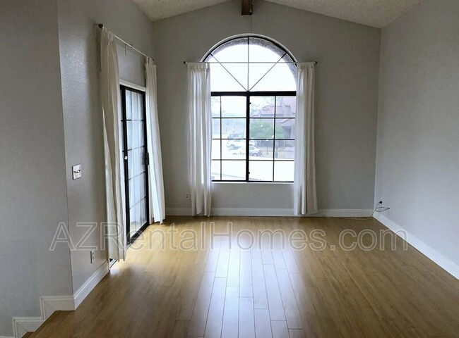 Building Photo - 700 E Mesquite Cir