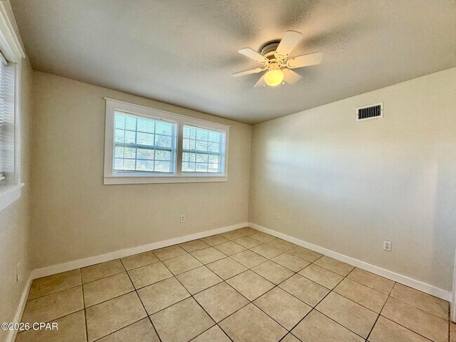 Building Photo - 106 N El Centro Blvd