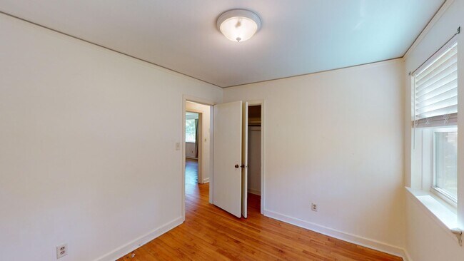 Building Photo - Cute 3 bedroom, 1 bath home tucked in a quiet cul-de-sac