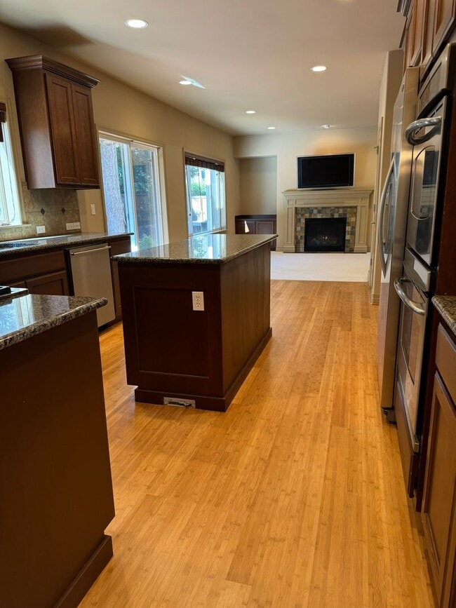 Building Photo - 4Bd/2.5Ba Bellevue Home