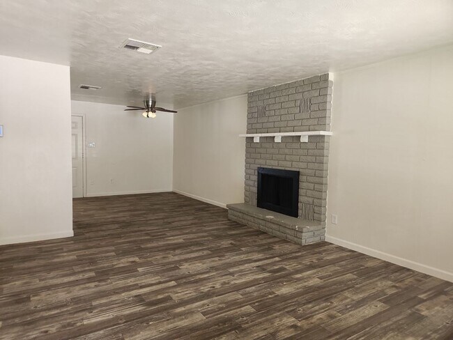 Building Photo - Coming Soon! 3 Bed, 1 Bath, Accross from GCU!! (Available on 06/15/26)