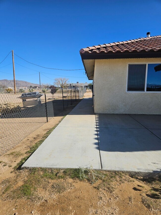 Building Photo - STUNNING CUSTOM APPLE VALLEY HOME