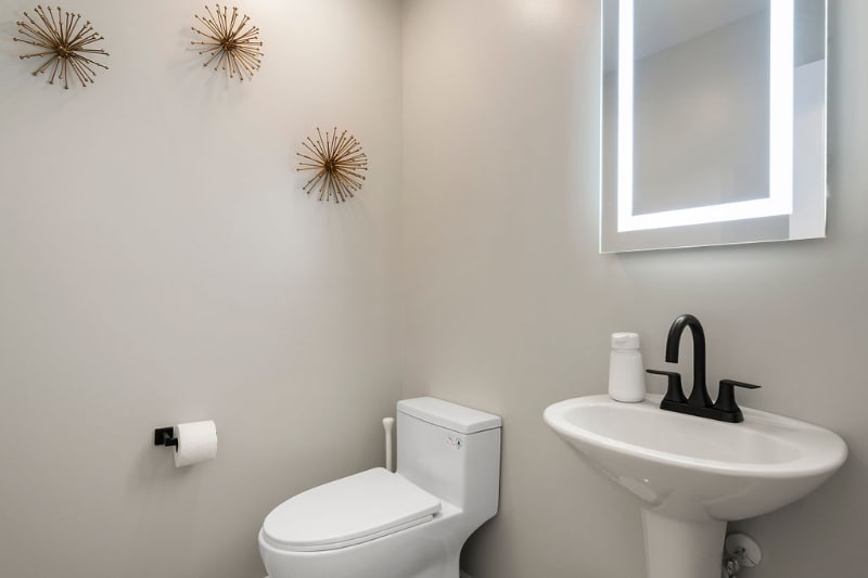 Building Photo - 5618 Laurel Ridge Dr