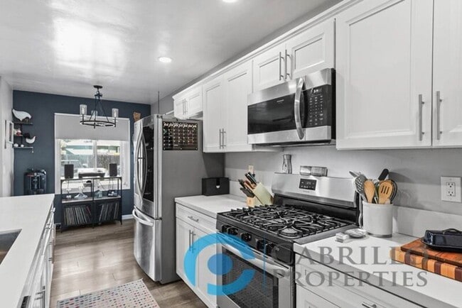 Building Photo - 1703 Midvale Dr