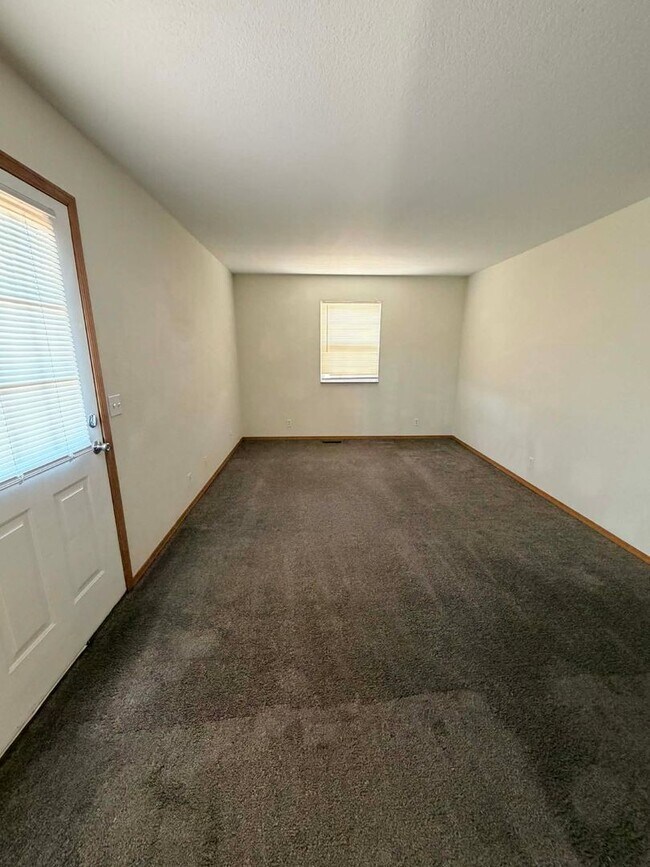 Building Photo - Nice 2 bedroom 1 bath apartment in Joplin, MO - Near MSSU! (Downstairs Unit )