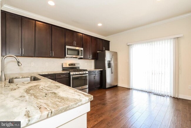 Building Photo - 113 Royal Mews