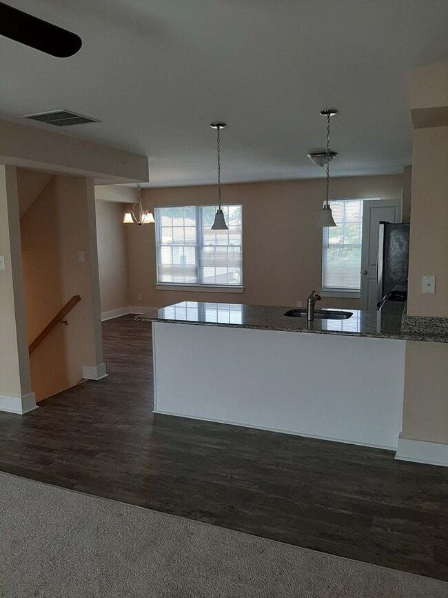 Building Photo - 3 BR/4 BA Townhome - Vineland - Kings Cros...