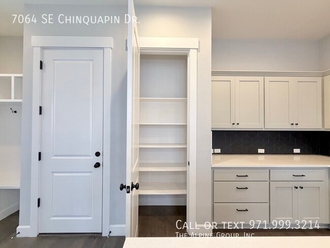 Building Photo - 7064 SE Chinquapin Dr