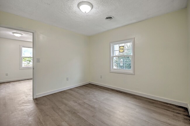 Building Photo - 4 Bedrooms 3 Baths Bristol TN