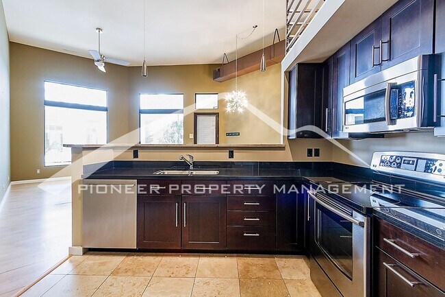 Building Photo - Modern Studio Apartment with Reserved Park...