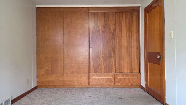 Building Photo - Large 2 Bedroom Upper Apartment in Menasha WI