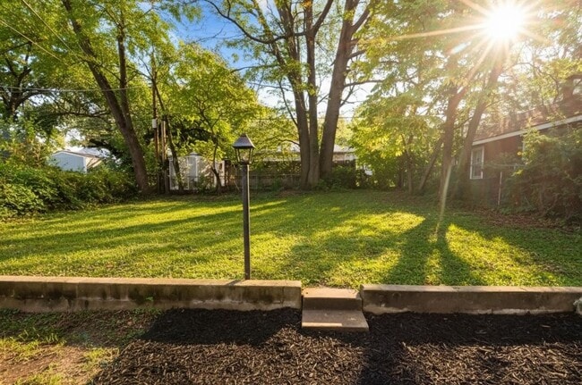 Building Photo - SEE IT NOW: Charming and beautifully updated bungalow in the heart of Kansas City!