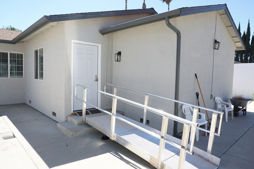 Building Photo - 8533 Woodley Ave