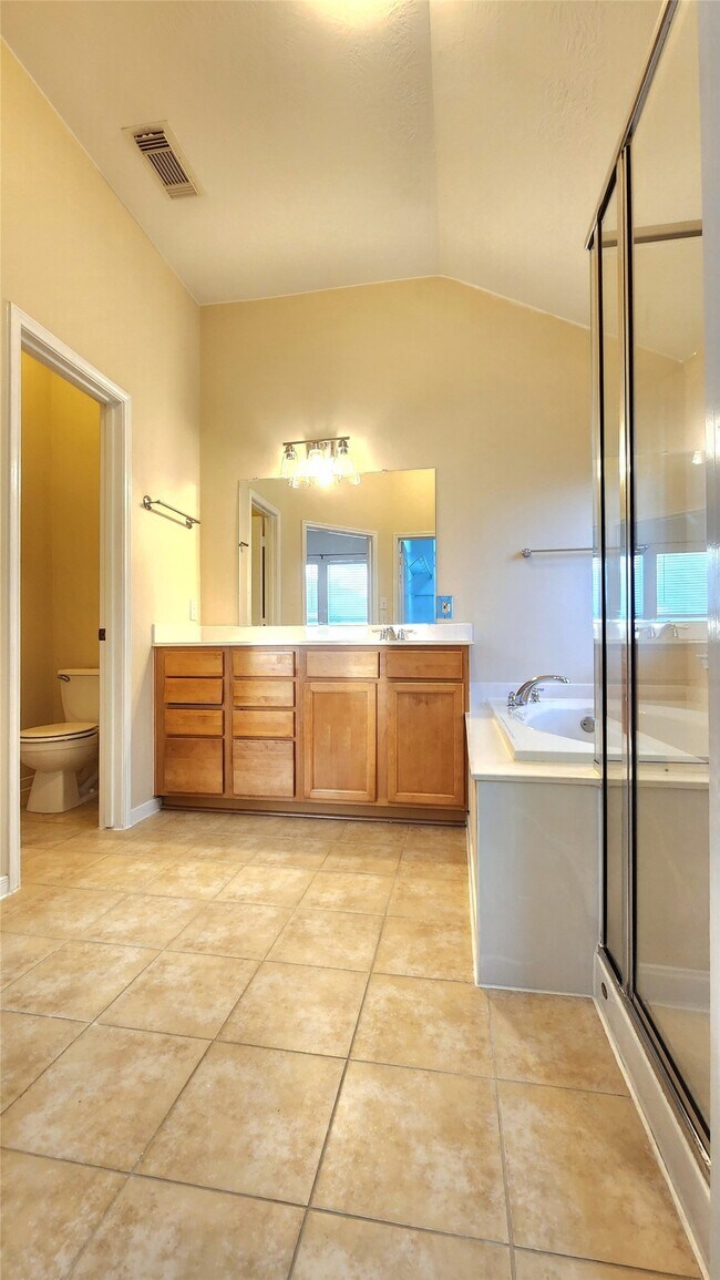 Building Photo - 3011 Sunchase Ct