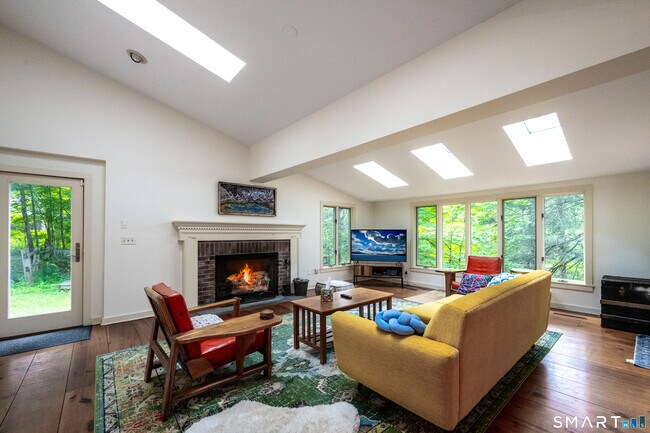 Building Photo - 55 Essex Hill Rd