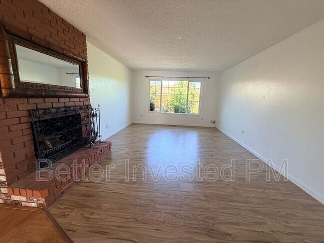 Building Photo - 1713 Mariposa Dr