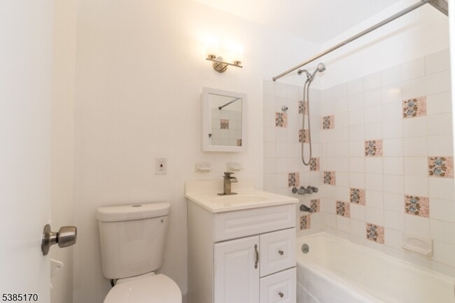 Building Photo - 190 Park St