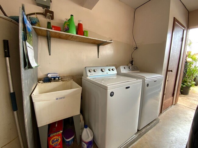 Building Photo - T1171